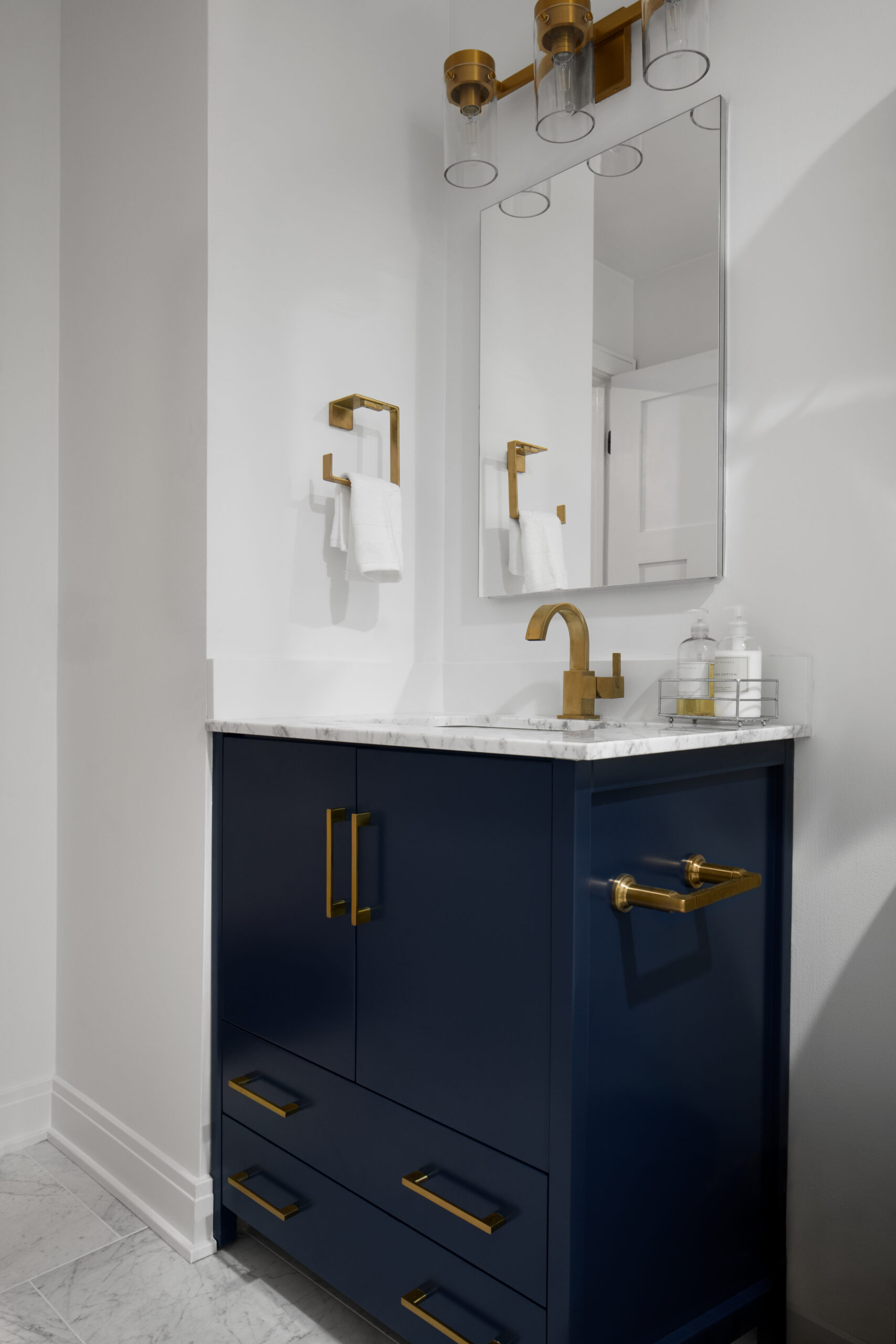 Wolcott_Ave_Matte_and_Gloss_Interiors_Ryan_Hainey_Photography_006